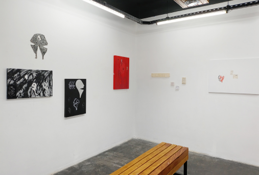 Vista da sala da exposição Cachimônias com banco