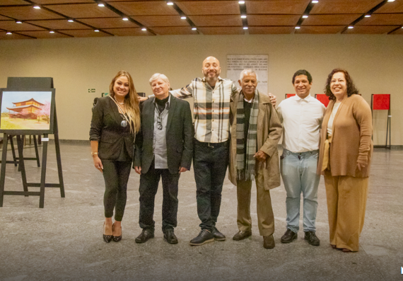 Gessér Rodrigues e participantes da exposição Parte da Paisagem no Teatro Guaíra, em Curitiba